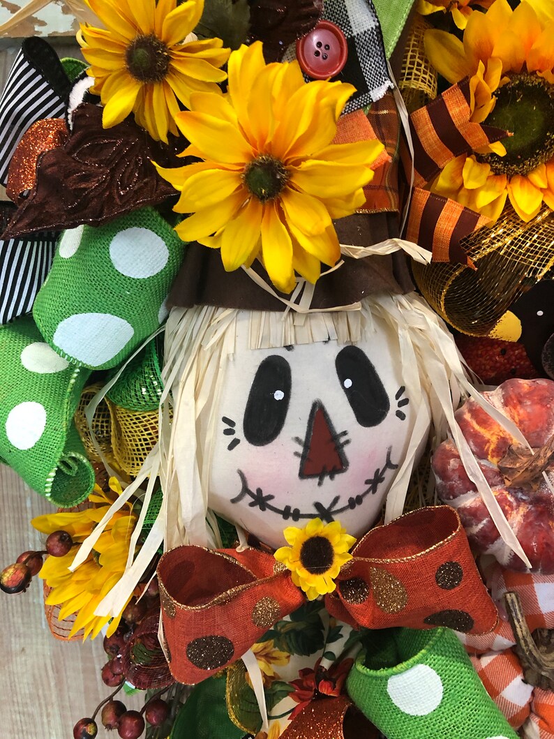 scarecrow wreath decor, fall decor, fall centerpiece, scarecrow with crows, pumpkins and scarecrow wreath