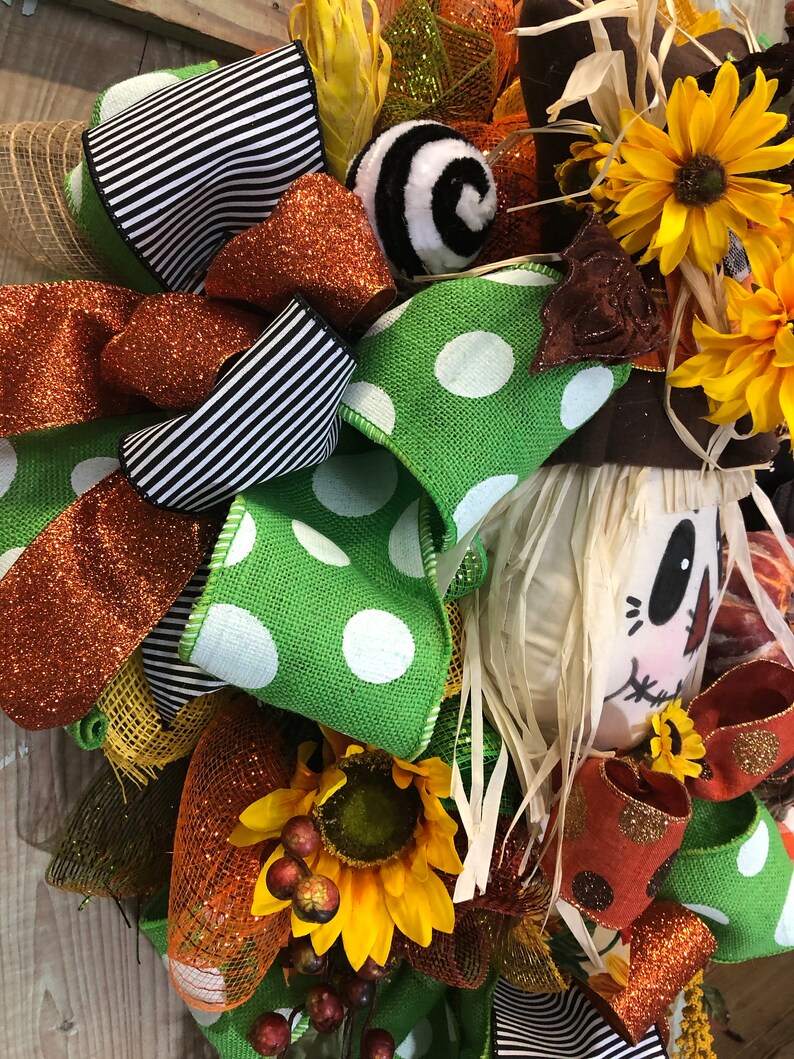 scarecrow wreath decor, fall decor, fall centerpiece, scarecrow with crows, pumpkins and scarecrow wreath