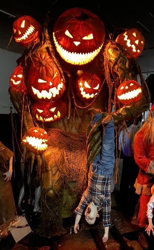 ๐  Halloween Giant Pumpkin Monster and Child