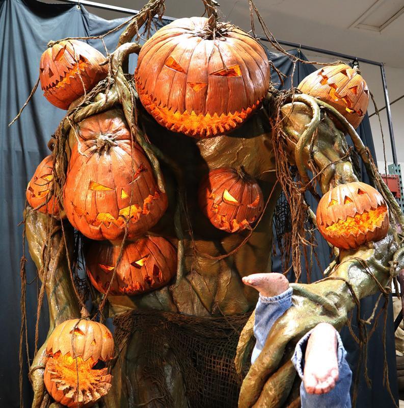 ๐  Halloween Giant Pumpkin Monster and Child