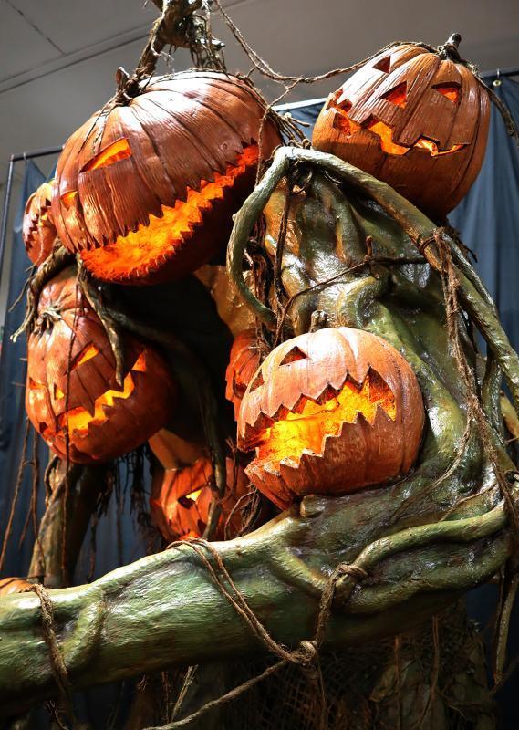 🎃  Halloween Giant Pumpkin Monster and Child